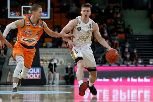 持球队员需 持球队员需